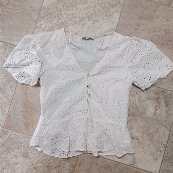 Super cute white button down top - Picture 1 of 2